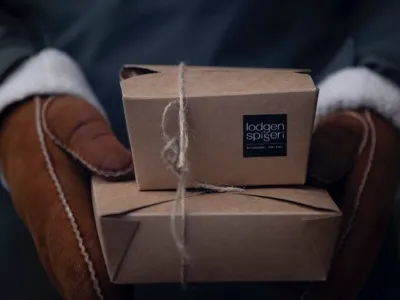 Mann holder i en take away bestilling