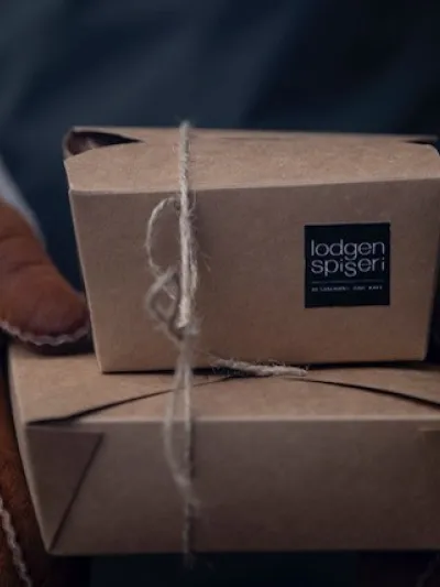 Mann holder i en take away bestilling