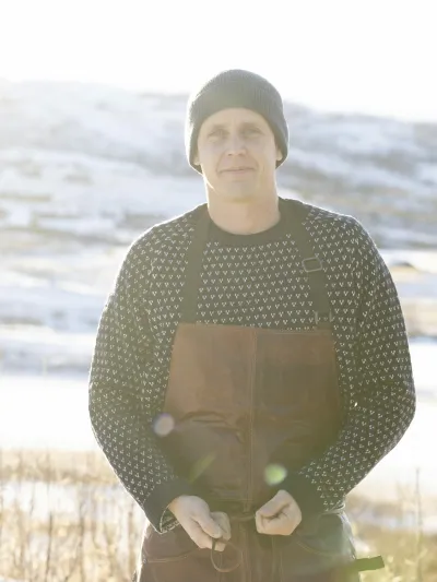 Mann står ute på vinteren