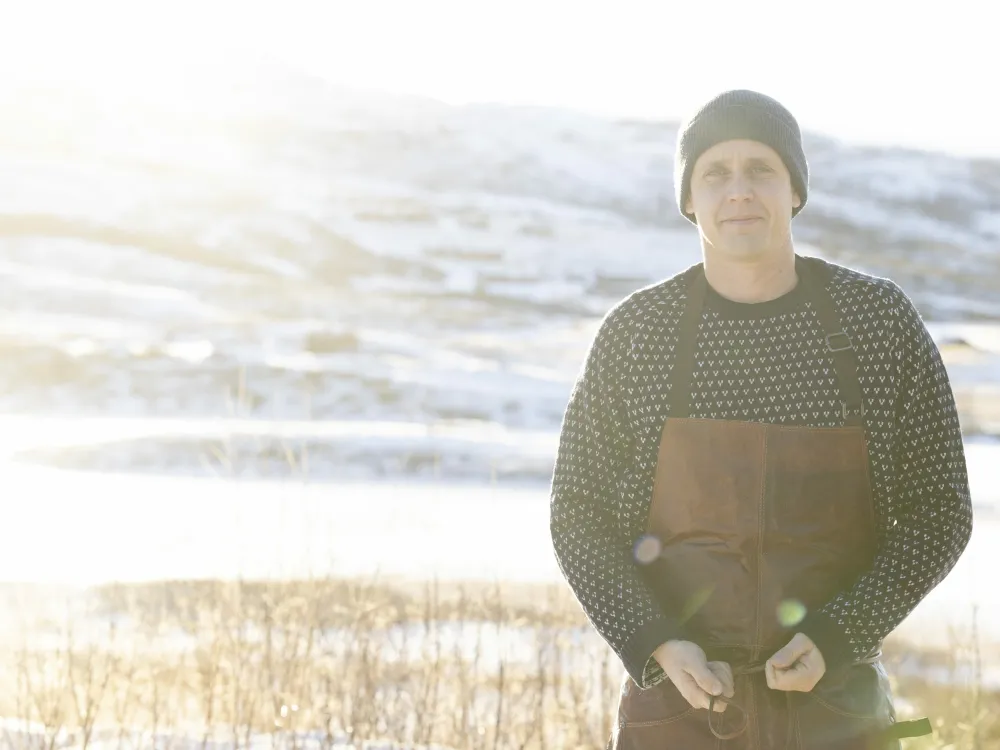 Mann står ute på vinteren