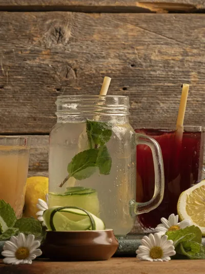 Nærbilde av ulike drinker