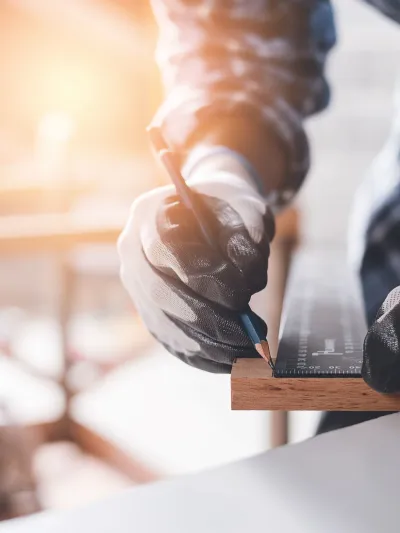 Mann som til ulike mål på en planke med tre