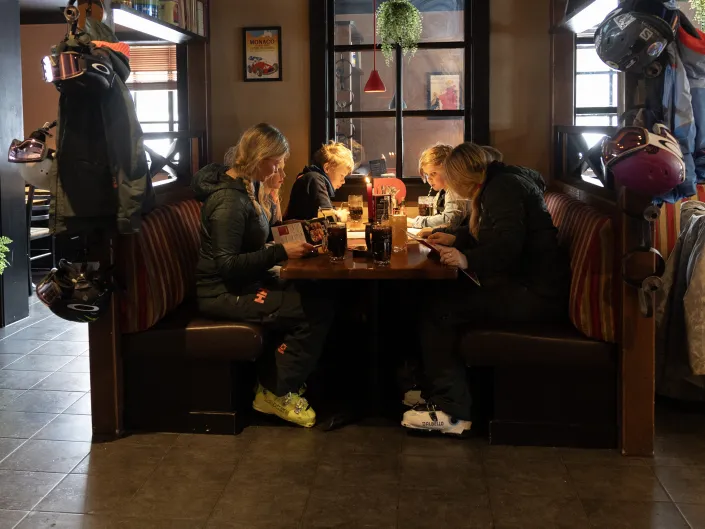 Gjester som sitter til bords på Peppes Pizza