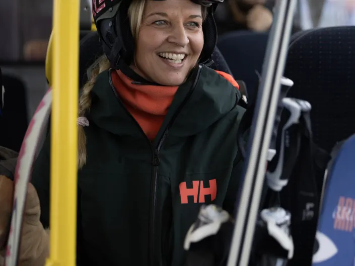 En person tar Skibuss på vei tilbake til skisenteret etter besøk på Peppes Pizza