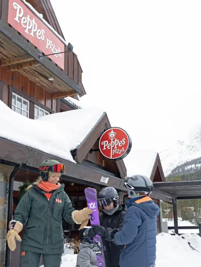 Gjester på vei inn på Peppes Pizza med skiklær på.