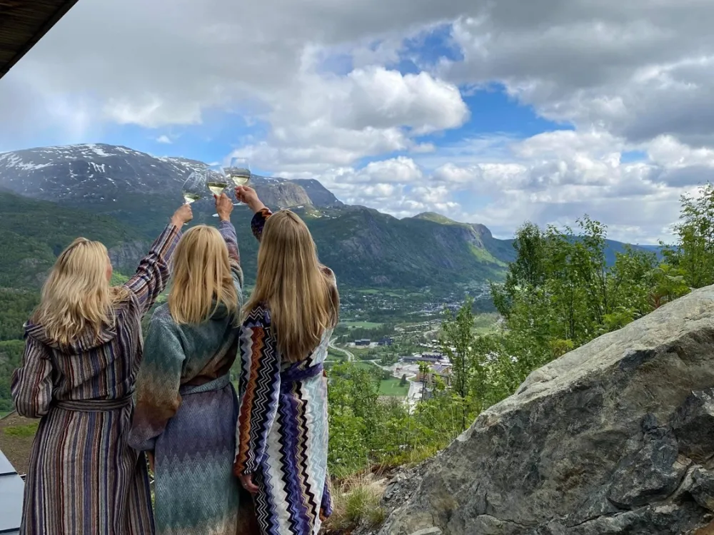 Tre damer som skåler på verandaen på skarsnuten hotell i Hemsedal
