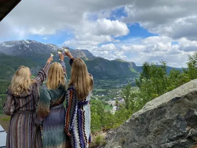 Tre damer som skåler på verandaen på skarsnuten hotell i Hemsedal