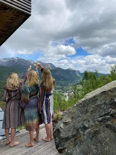 Tre damer som skåler på verandaen på skarsnuten hotell i Hemsedal