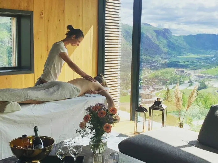 Dame som gir massasje på skarsnuten i Hemsedal