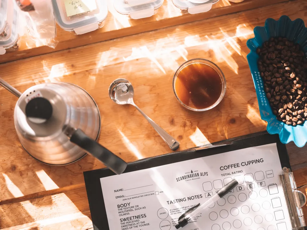 Noen som brygger kaffe med scandinavian coffee