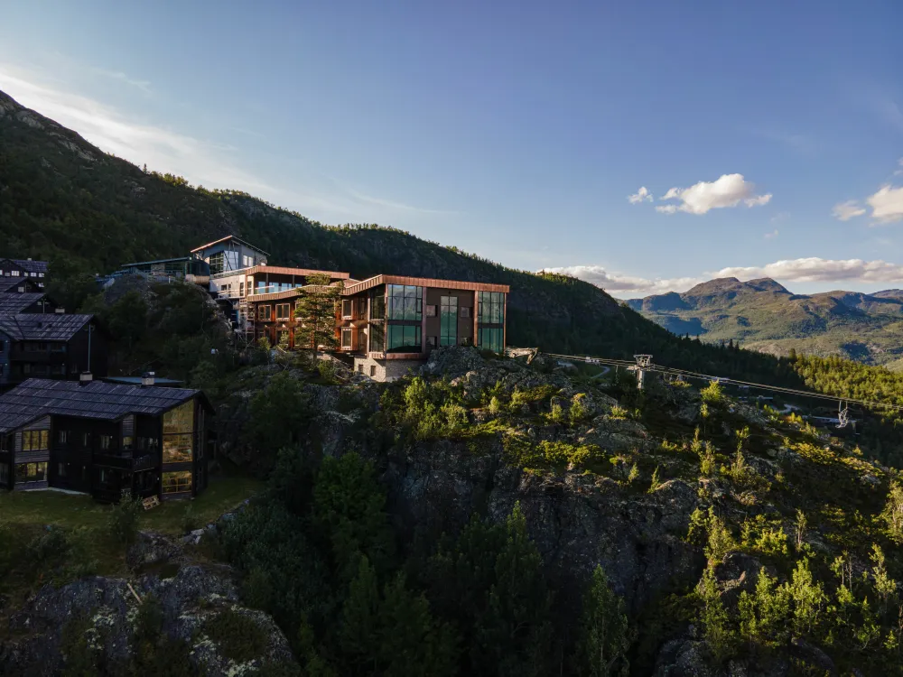 Sommer drone bilde over skarsnuten hotel.