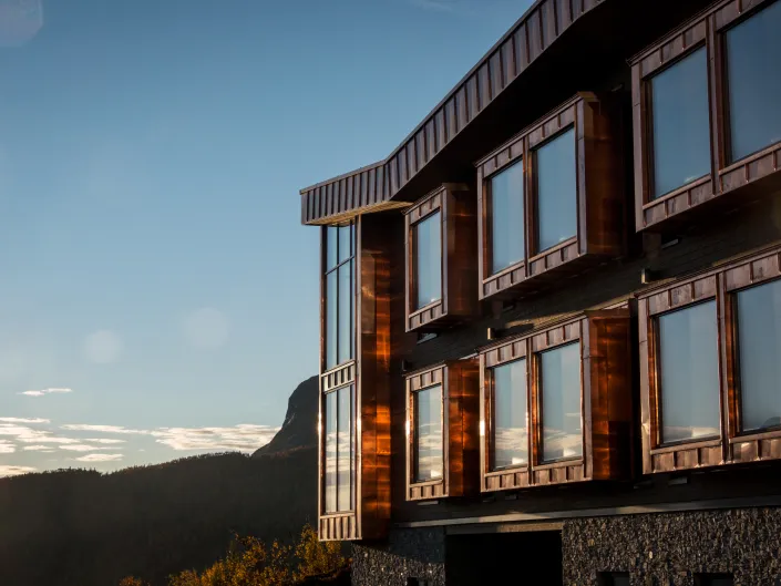 Utenfor skarsnuten hotel (høst), loddrett bilde.