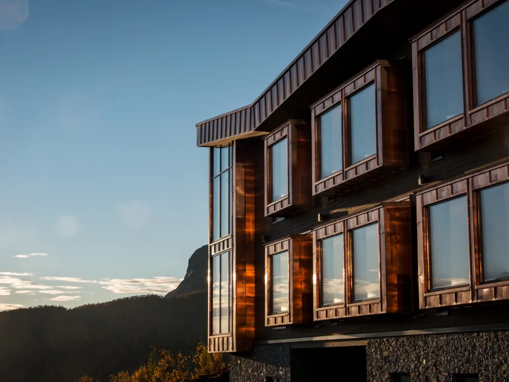 Utenfor skarsnuten hotel (høst), loddrett bilde.