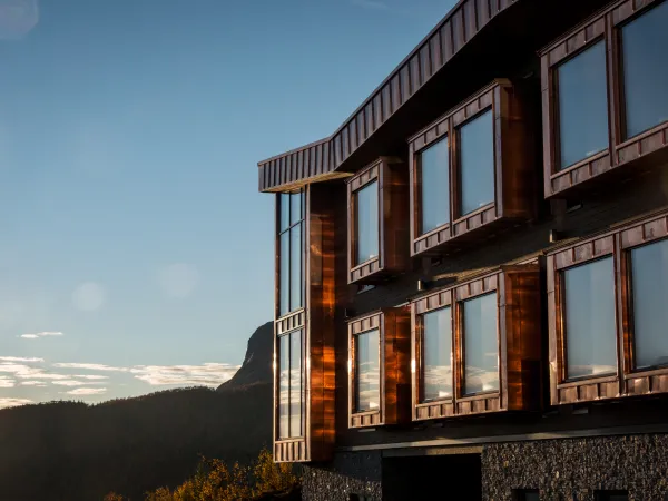 Utenfor skarsnuten hotel (høst), loddrett bilde.