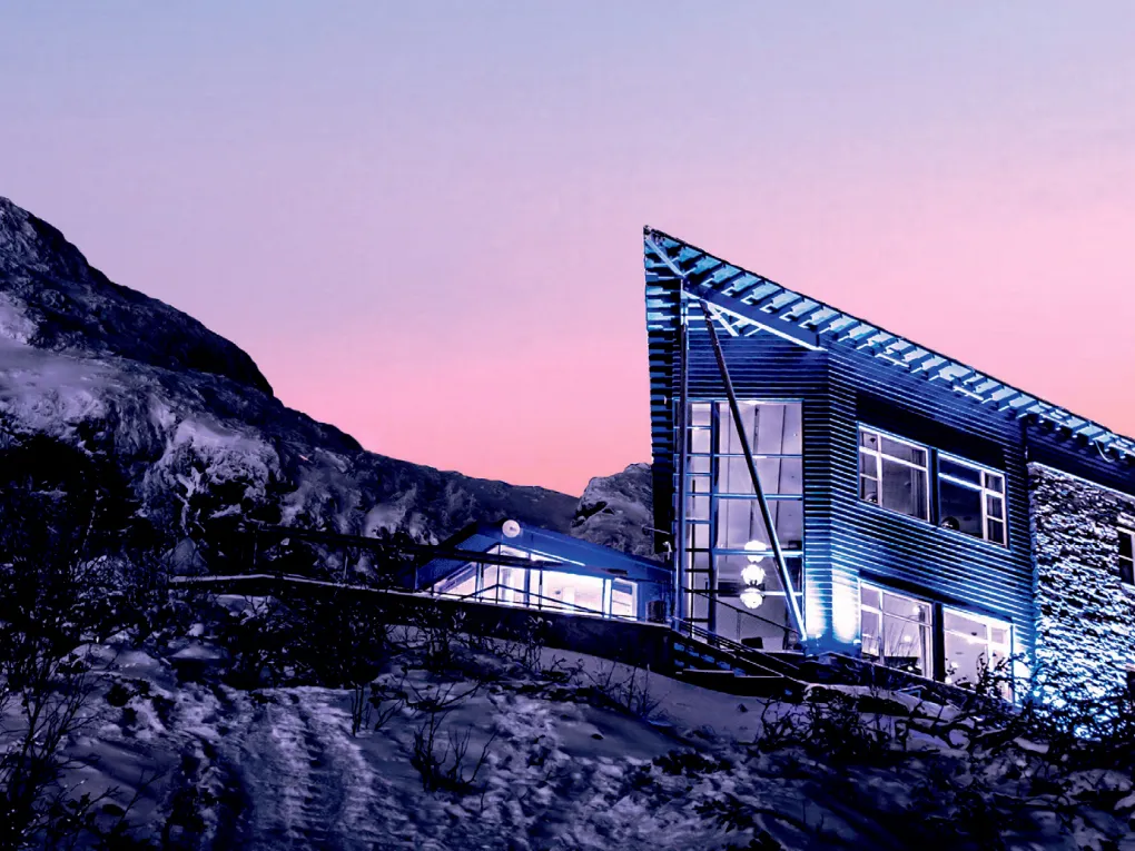 Skarsnuten 2018 om vinteren, i bakgrunnen er det lilla/rosa himmel.