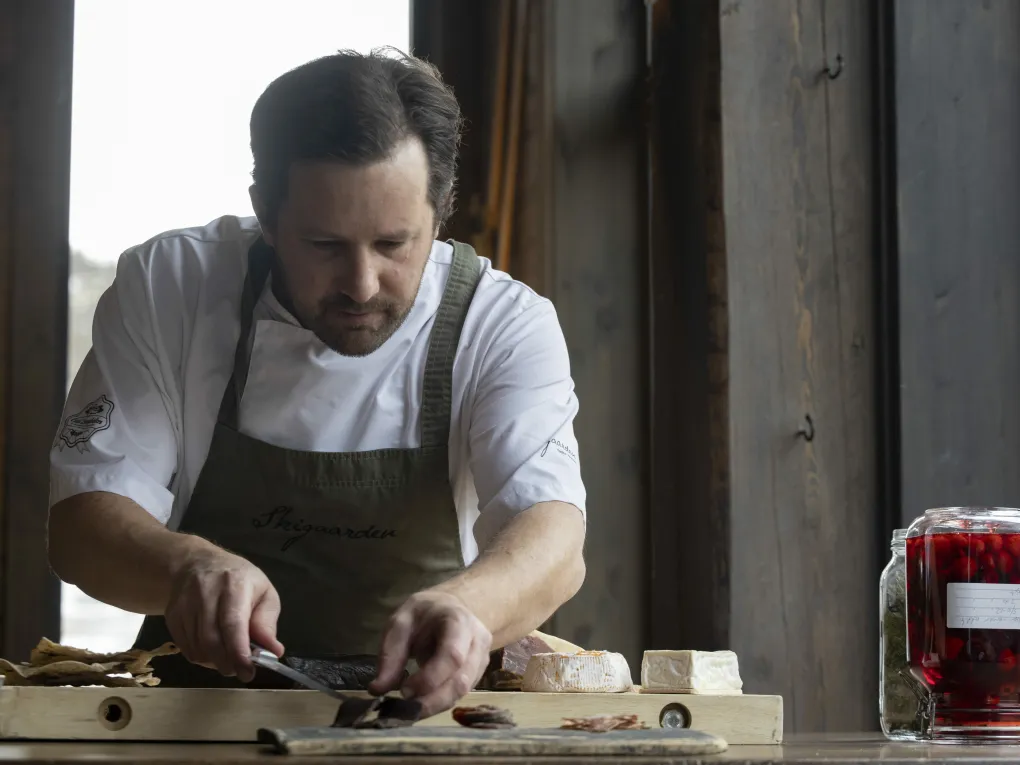 Jørgen Kolderup som lager mat på skigaarden.