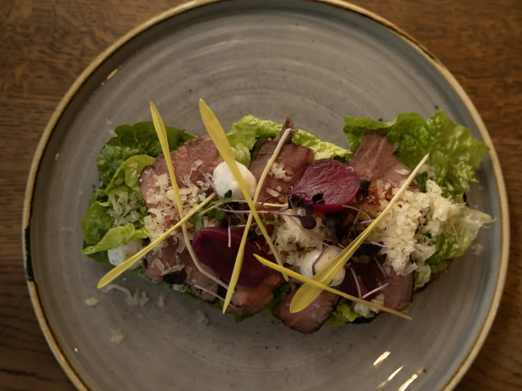 Skigaarden, delikat rett servert på fat.