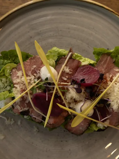 Skigaarden, delikat rett servert på fat.