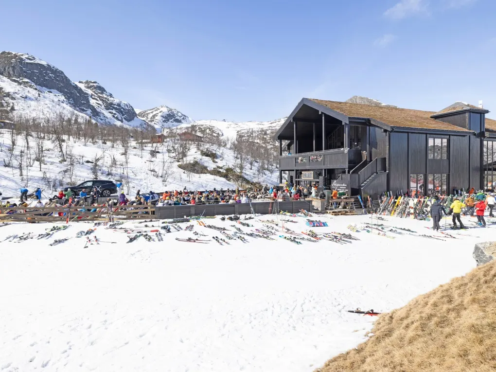 Avstand bilde av skigaarden, om vinteren. På dette bilde er det lite snø og mye folk utenfor.