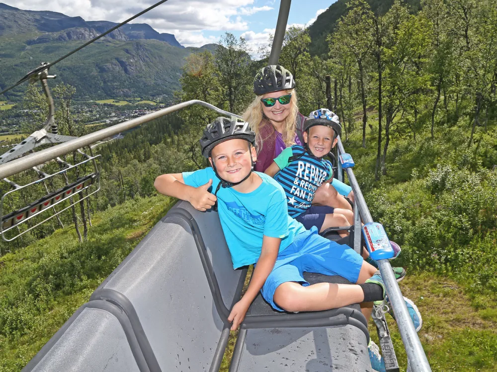 Familie i heisen, som er klare for å sykle.