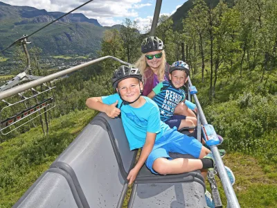 Familie i heisen, som er klare for å sykle.