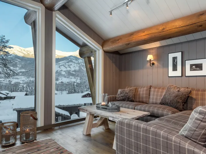 Overnattings hyttene innvendig (stua) skistar.