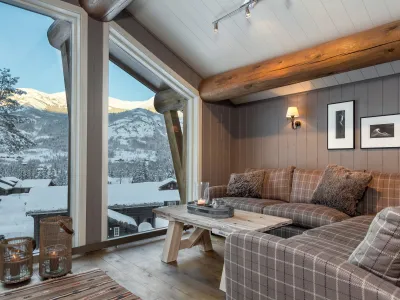 Overnattings hyttene innvendig (stua) skistar.