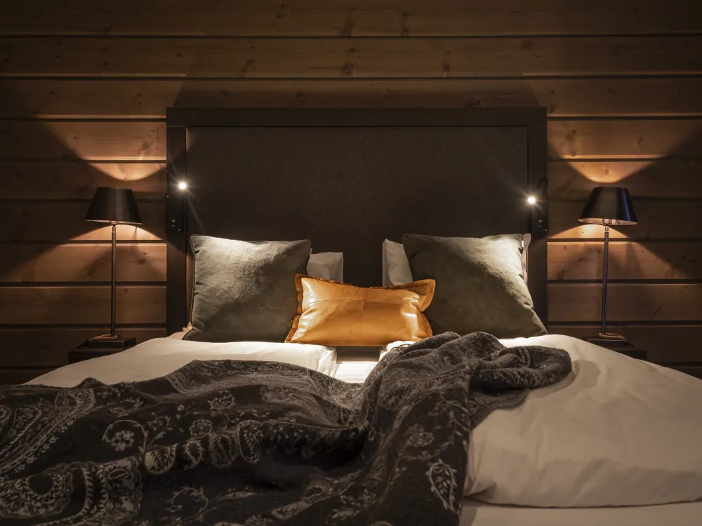 Innvendig på et soverom på lodgen-apartments.