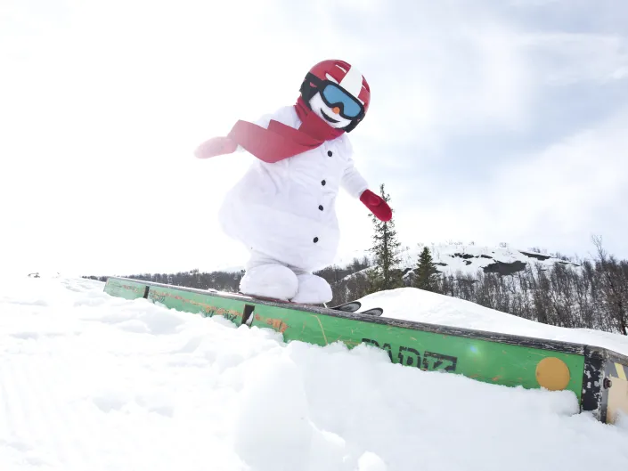 Valle som kjører over boks i skisenteret.