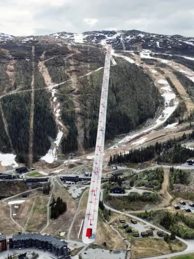 Skisenter bilde tatt ovenfra, lite snø.