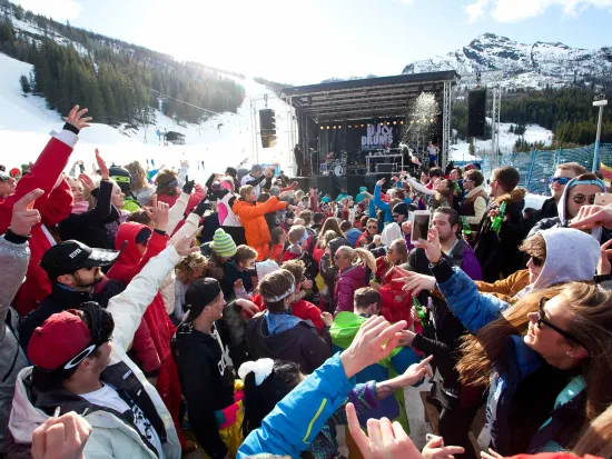 Paskefestivalen på skistua, folk som danser.