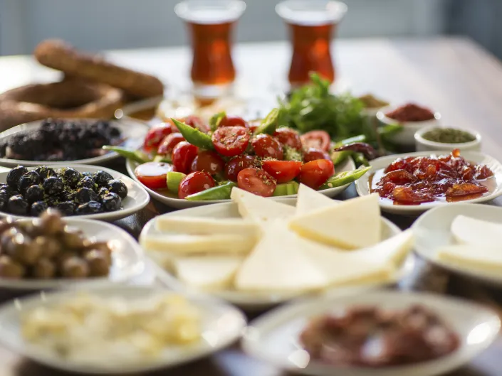 Tapas på skistua, med ost og salat.