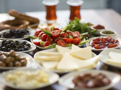 Tapas på skistua, med ost og salat.