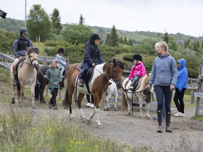 Ridning med familien.