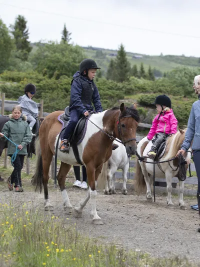 Ridning med familien.