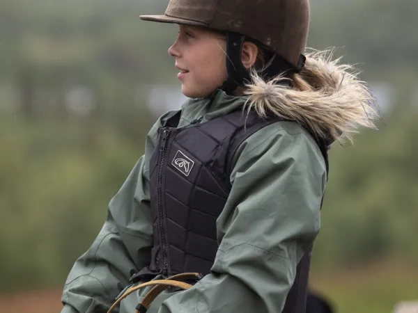 Jente som er på ridetur.