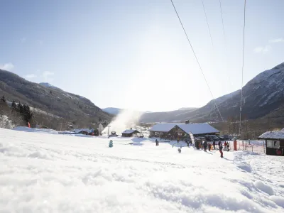 Bilde av bunnpunktet i solheisen. Bånheisen og kafeen