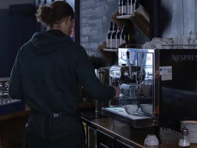 Mann som lager kaffe på kafeen i solheisen Hemsedal