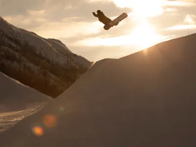 Noen som hopper på hopp med snowboard i solheisen Hemsedal
