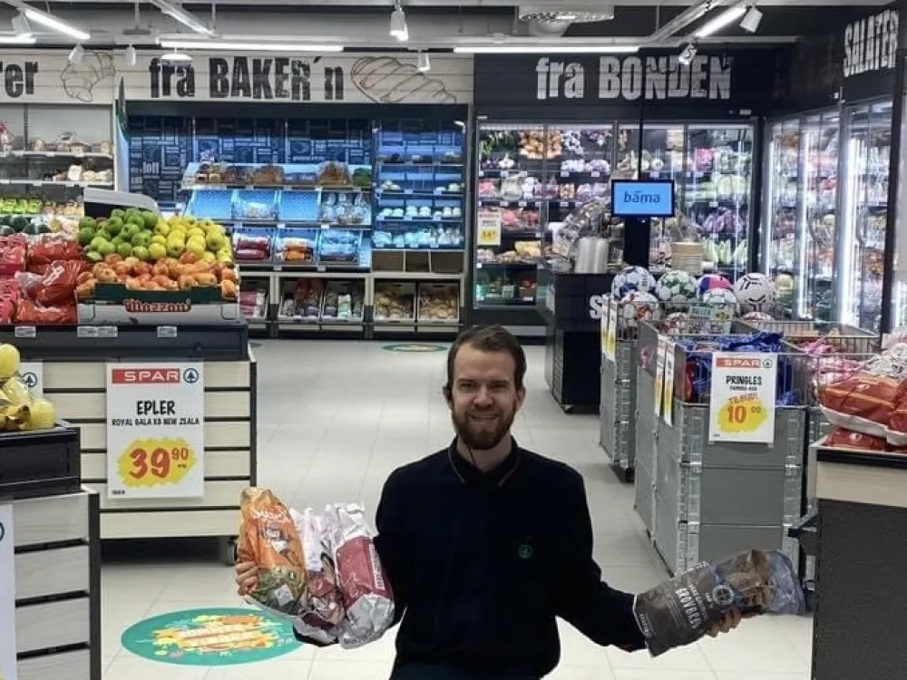 Mann som jobber på spar og har brød i hendene.