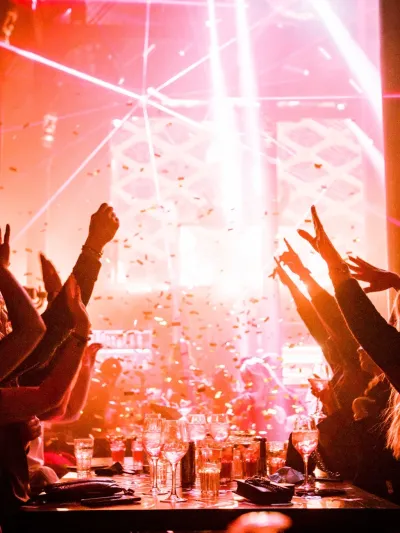 Mennesker som sitter ved et bord på stavkroa og fester