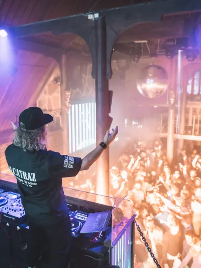 Dj Micke som fester sammen med alle på stavkroa