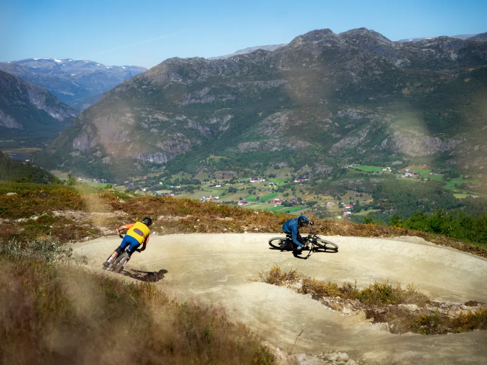 To mennesker som sykler i stiløypene i Hemsedal