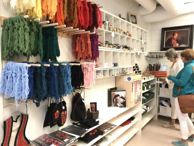 To damer som er inne på stugu og ser på produktene.