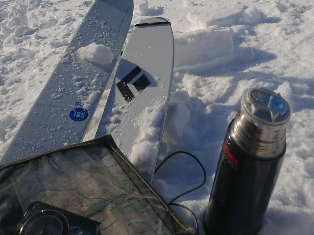 Staver, pudderski, termos kart og kompass.