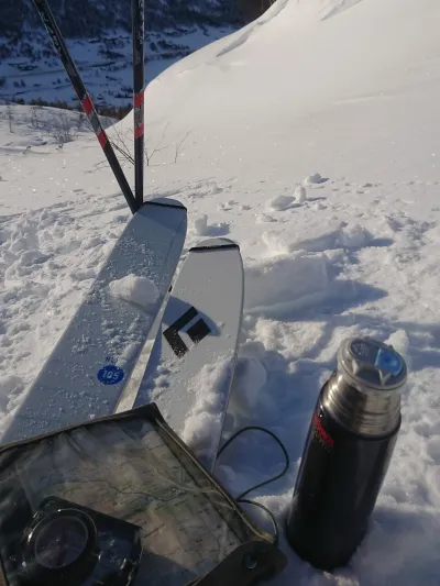 Staver, pudderski, termos kart og kompass.