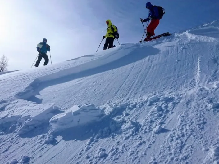 Tre mennesker som lager et test skred.