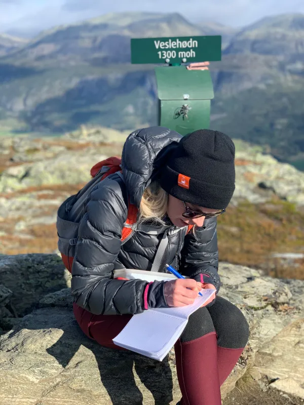 Dame som har gått veslehødn på 1300 moh i Hemsedal