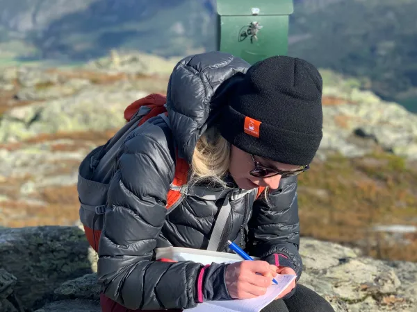 Dame som har gått veslehødn på 1300 moh i Hemsedal