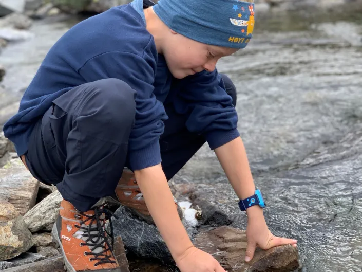 Liten gutt som fyller opp en Hemsedal kopp på Veslehødn